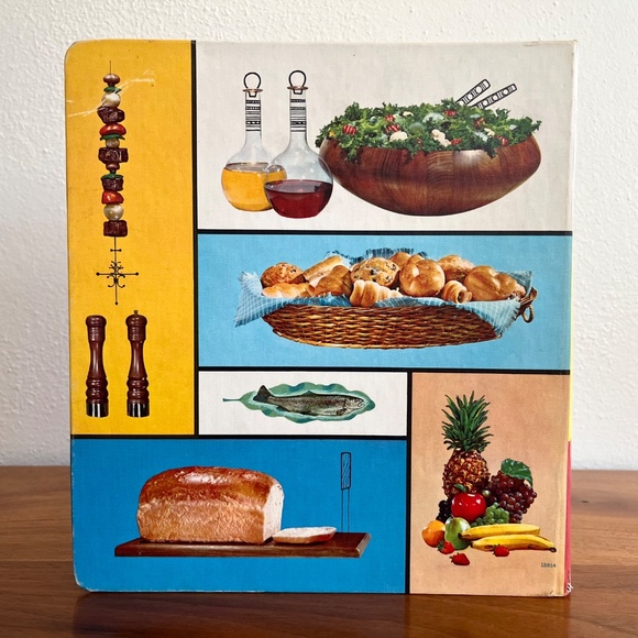 Betty Crocker's New Picture Cook Book 1st Ed 1961 Cookbook Binder Hardcover - Picture 2 of 14
